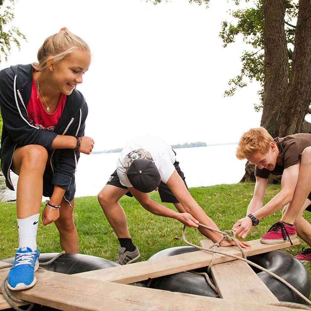 Jugendliche bauen ein Floß am Schweriner See