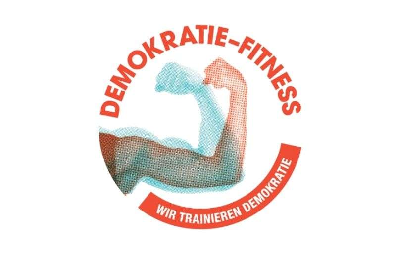 Logo Demokratie-Fitness: ein angespannter Arm mit Bizeps und dem Schriftzug „Wir trainieren Demokratie".
